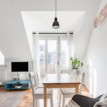 Relax Into Loft Living At A Light-Filled City Escape Budapest Extérieur photo